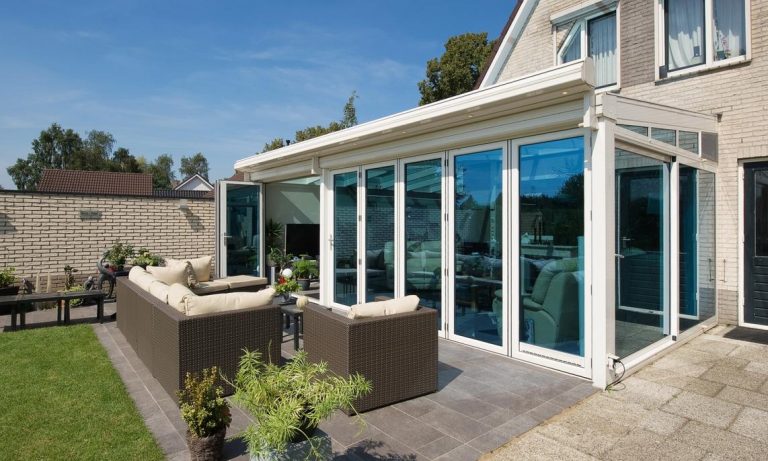 Twee soorten serres: aangebouwde serre aan huis en vrijstaande serre in tuin