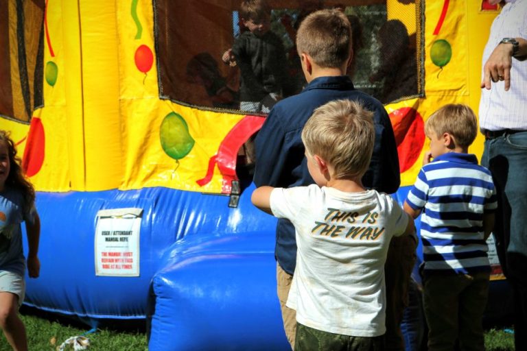 Home Collega's genieten samen tijdens een gezellig personeelsfeestje met activiteiten en entertainment