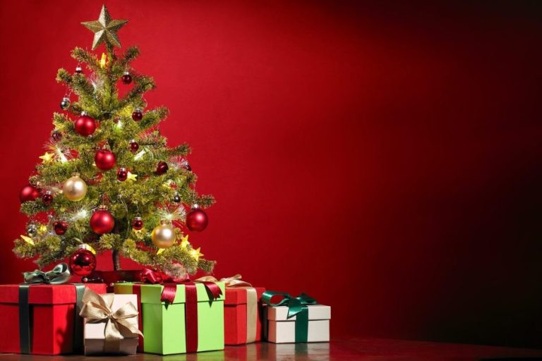 Home Versierde kerstboom in woonkamer die na kerst recycled moet worden