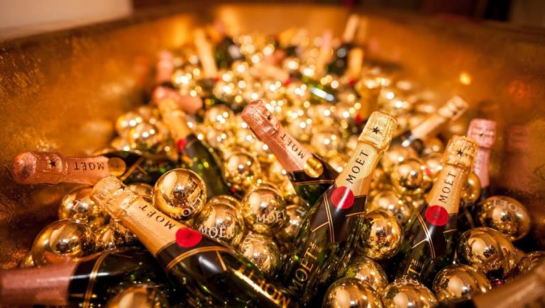 Luxe eindejaars- en kerstgeschenken zoals wijnen, handgemaakte items en gepersonaliseerde relatiegeschenken voor bedrijven