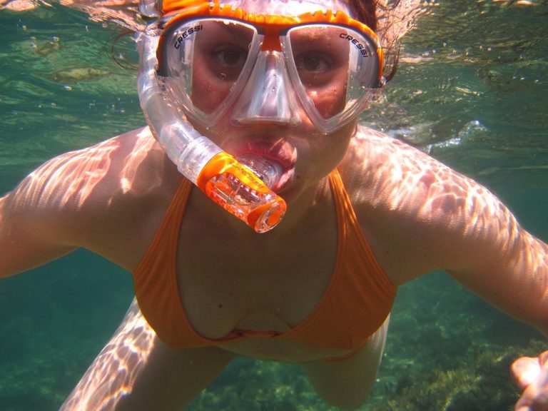Duiker met uitrusting maakt zich klaar voor een duikavontuur met essentiële tips en richtlijnen voor veiligheid onder water