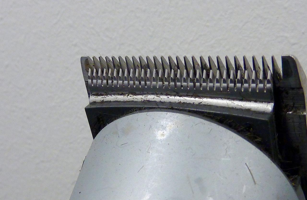 LO-PROFX gouden professionele trimmer met elegant ontwerp en ergonomische grip voor precisiehaarwerk
