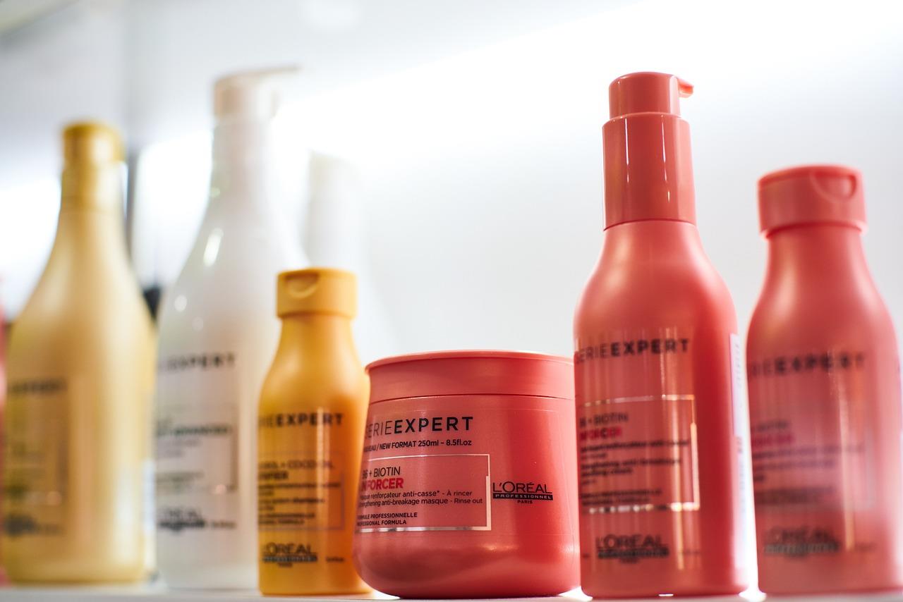 Overzicht van juiste producten voor haarverzorging inclusief shampoo, conditioner, haarmasker en hittebeschermer